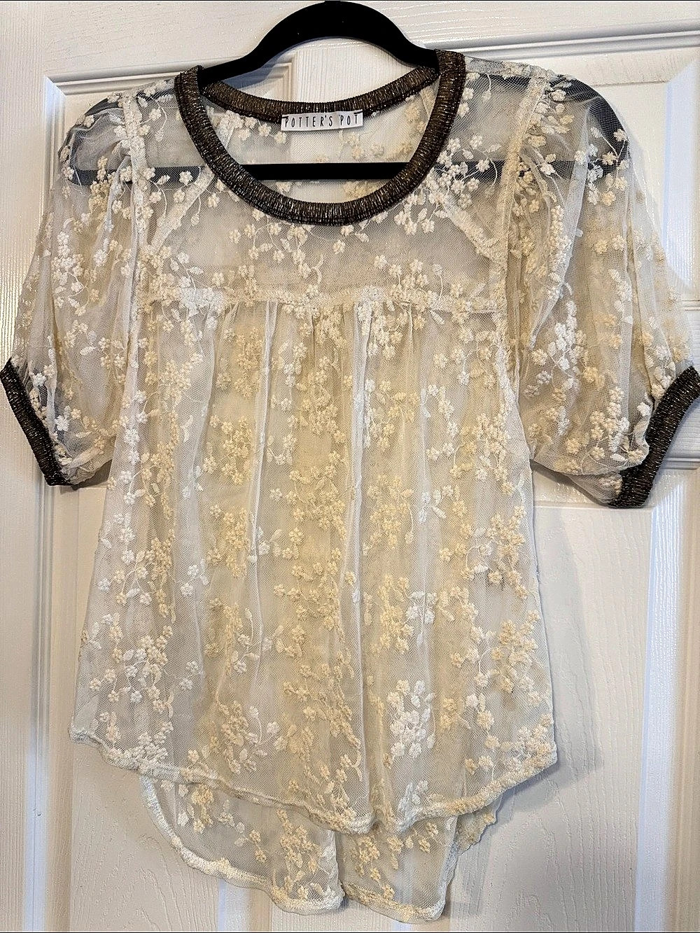 Floral Short Sleeve Blouse in Cream Size Medium